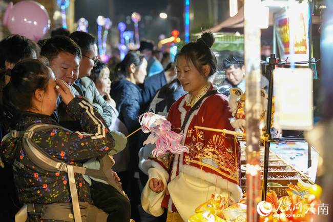 云南陆良：正月十六 “走百病”闹元宵
