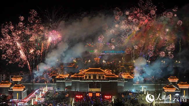 云南陆良：正月十六 “走百病”闹元宵