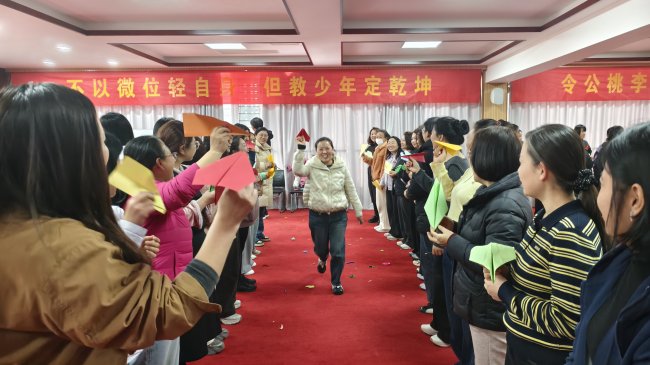 威县第七小学举办教师“减压派对”：踩爆气球，放飞纸飞机