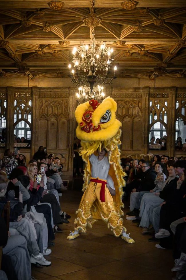 以狮为媒，以心传情 何宣逸让中华醒狮跃动大不列颠