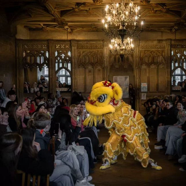 以狮为媒，以心传情 何宣逸让中华醒狮跃动大不列颠