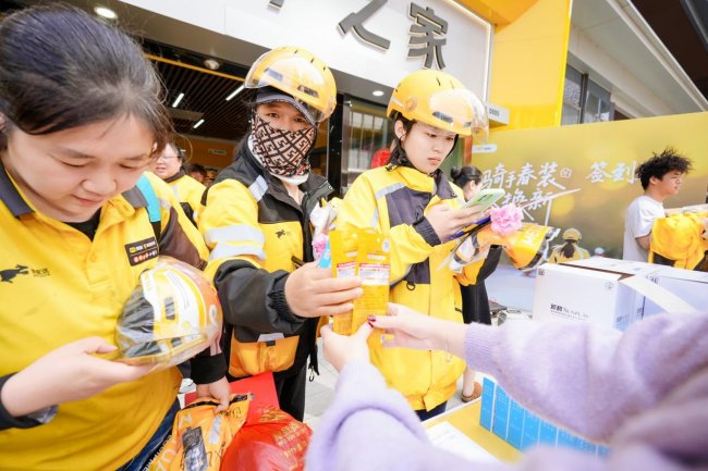 持续聚焦女性健康，曼秀雷敦以防晒物资守护一线劳动者