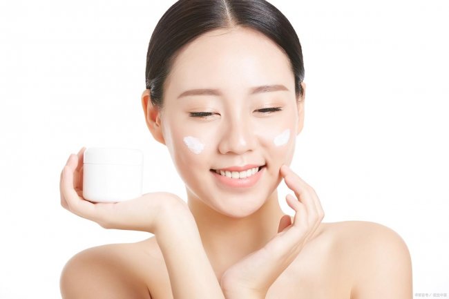 干燥肌的尽头是“油润”？不，是艳存晓年轻胶原水光给的“水润绷”