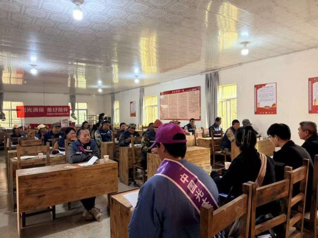 从木鼓声到扫码声：西盟佤山这堂金融课，教老人“触网”不“触礁”