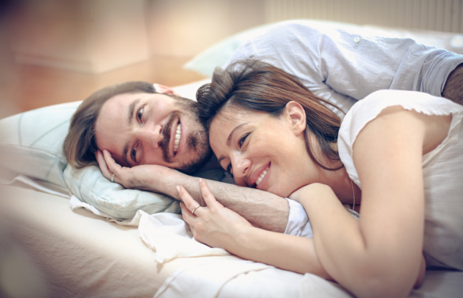 女生尿路感染和男朋友有关？热淋清颗粒共同守护伴侣健康