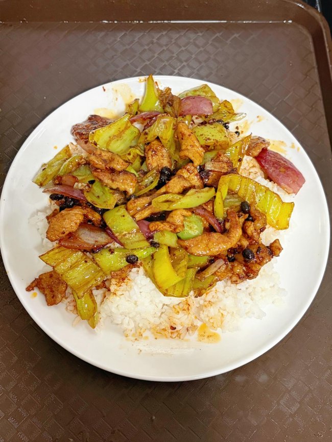 《洛阳涧西区这家不起眼的小吃店,凭啥让附近学生吃了四年?》 《洛阳涧西区这家不起眼的小吃店,凭啥让附近学生吃了四年?》