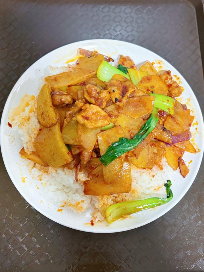 《洛阳涧西区这家不起眼的小吃店,凭啥让附近学生吃了四年?》 《洛阳涧西区这家不起眼的小吃店,凭啥让附近学生吃了四年?》