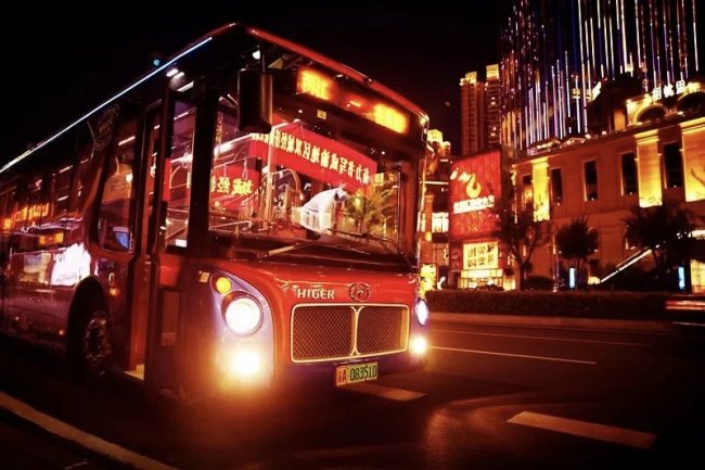 复古巴士穿行8D山城 苏州金龙风景巴士赋能现象级文旅爆款IP