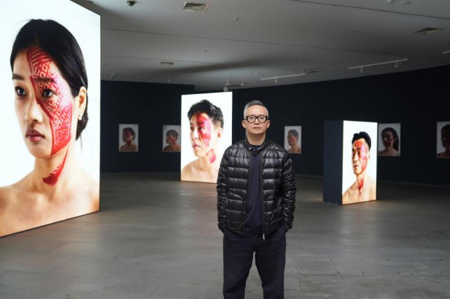 50张脸，50个鞋印，台州籍艺术家杨烨炘《痕迹》艺术展引热议