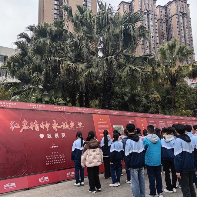 ���¸������ݵز���ݣ���չ������Ӣ���µ�������־����ɫ�Ļ���У԰�