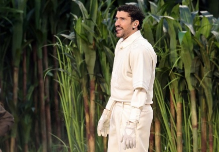 从格莱美到超级碗，戴比尔斯集团沙漠钻石陪伴Bad Bunny再创舞台传奇