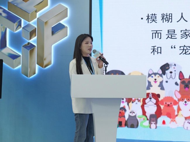 标题：中国家博会（广州）联合艾瑞咨询发布宠物家居白皮书：四大视角解码“人宠共居”新趋势