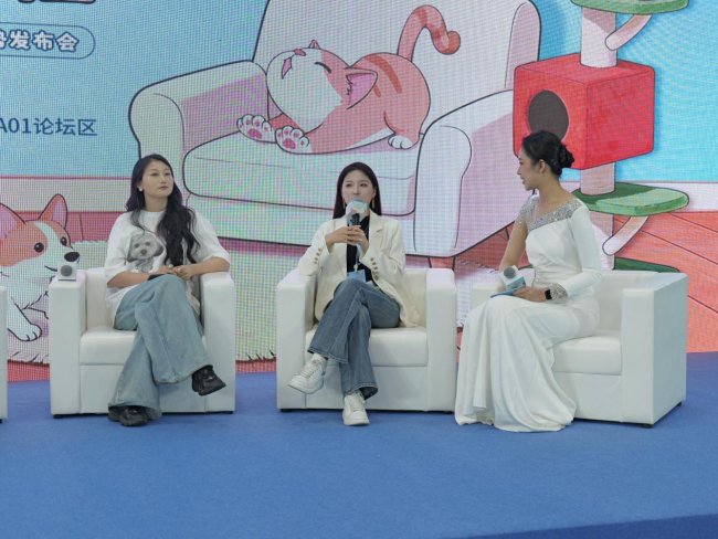 标题：中国家博会（广州）联合艾瑞咨询发布宠物家居白皮书：四大视角解码“人宠共居”新趋势