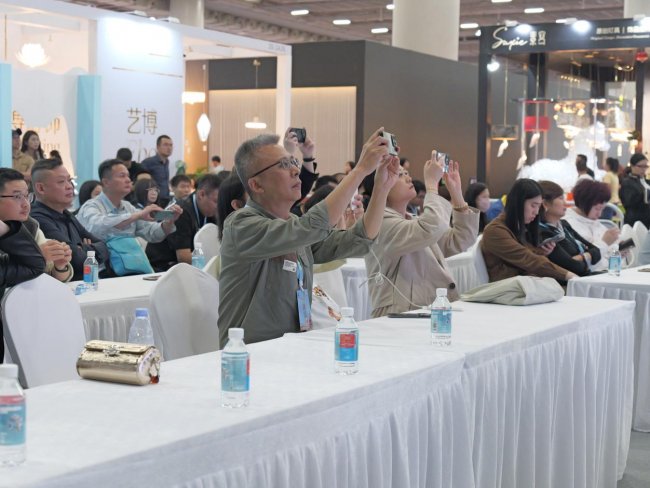 标题：中国家博会（广州）联合艾瑞咨询发布宠物家居白皮书：四大视角解码“人宠共居”新趋势