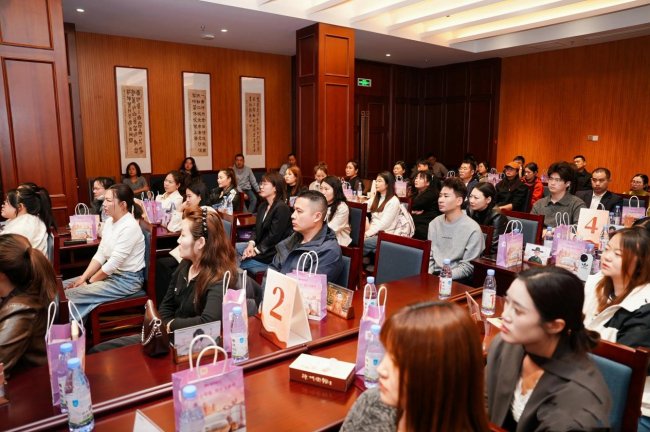 解锁美妆创业密码 全球首家黑金店提供线下创业新样本 解锁美妆创业密码 全球首家黑金店提供线下创业新样本