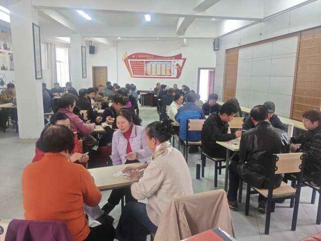 以牌会友促邻里情 新城社区掼蛋比赛欢乐开桌