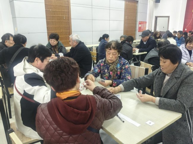 以牌会友促邻里情 新城社区掼蛋比赛欢乐开桌