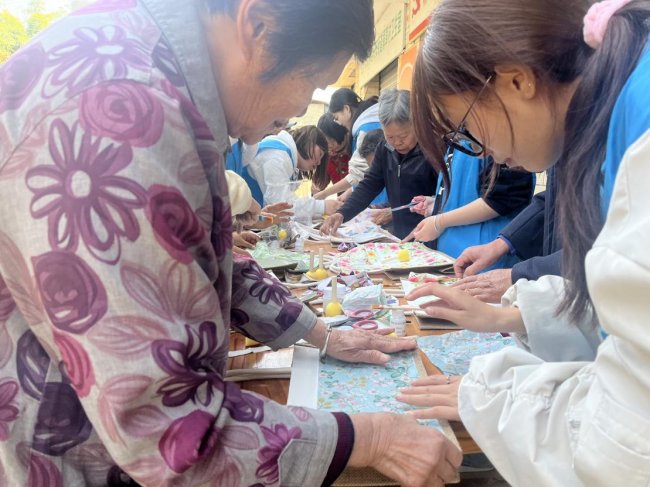 “心语微光·老年关怀沙龙”——时光故事会温情举行