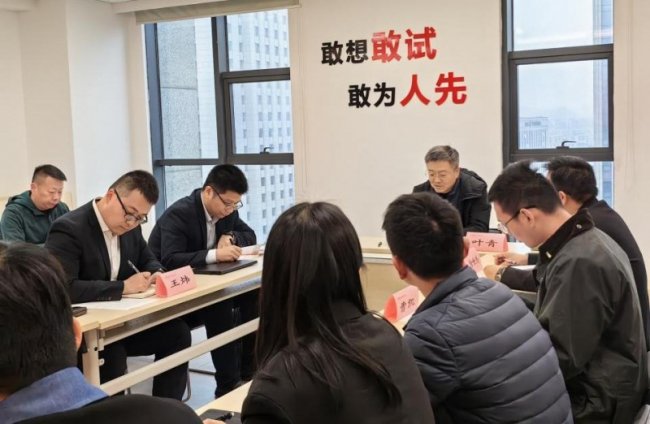 新春伊始，万象更新。为深入倾听一线心声、解决基层难题、凝聚发展合力，平安产险浙江分公司领导班子于春节前后深入基层一线，开展系列调研慰问活动。与此同时，9家三级机构班子成员同步行动，以真情实感温暖人心