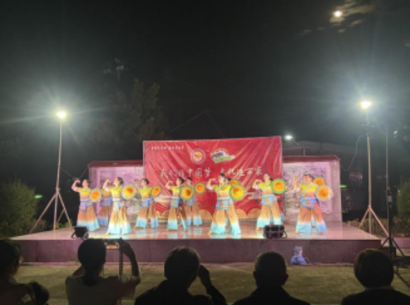 兴国县长冈乡开展长青艺术团演出活动