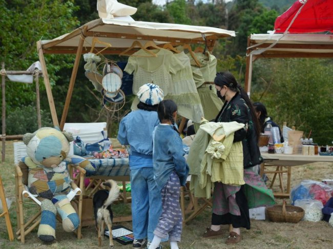 一棵香椿撬动乡村“生活方式样本”：昆明新发社区市集里的共建密码