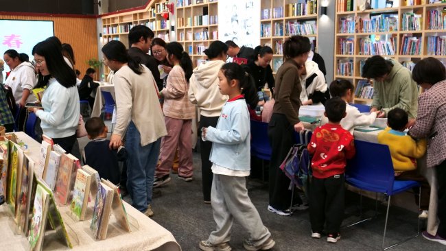 旧书换新绿 手作绘春光——戴村镇永兴书房“以书换春”书香集市点亮全民阅读