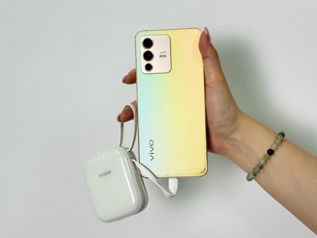 哪款充电宝好用又轻便？全维度测评十款好用便携充电宝，看完包懂！