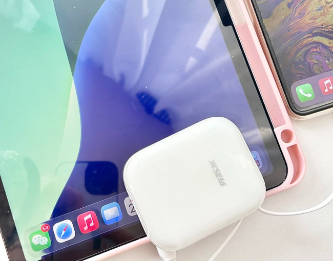 哪款充电宝好用又轻便？全维度测评十款好用便携充电宝，看完包懂！