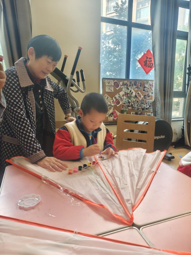 “手绘纸鸢，心向春光”亲子室内手绘活动