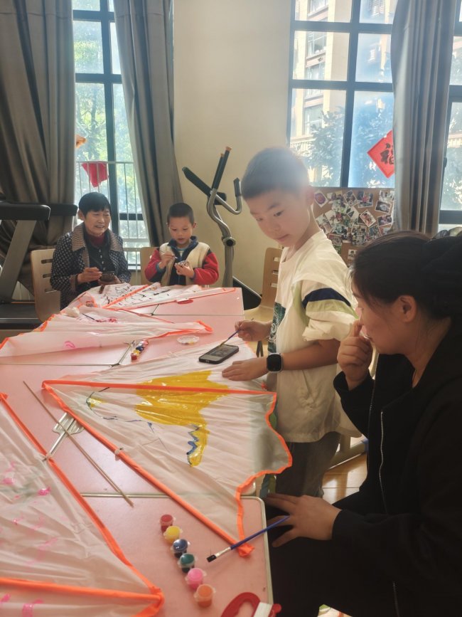 “手绘纸鸢，心向春光”亲子室内手绘活动