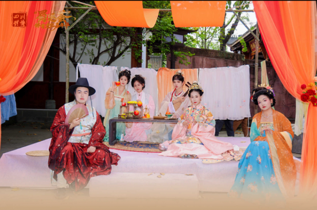 华裳映阆苑 古韵绽风华