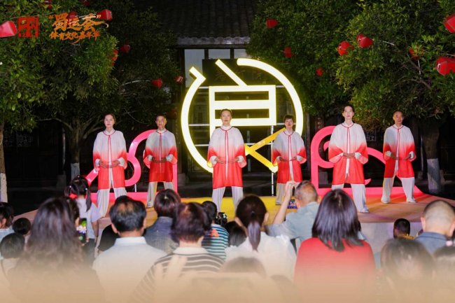 华裳映阆苑 古韵绽风华