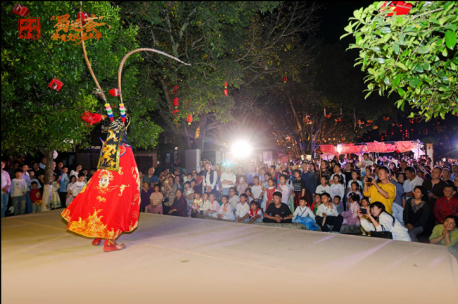 华裳映阆苑 古韵绽风华