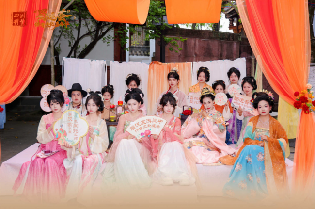 华裳映阆苑 古韵绽风华