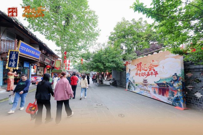 华裳映阆苑 古韵绽风华