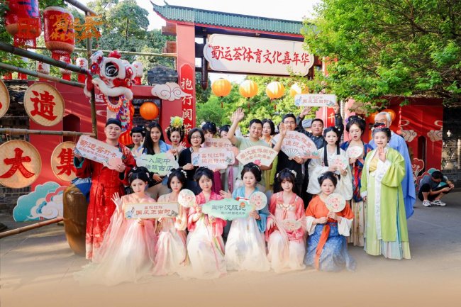 华裳映阆苑 古韵绽风华