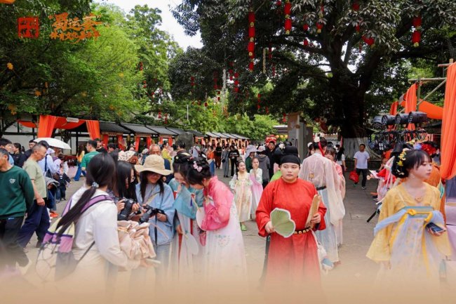 华裳映阆苑 古韵绽风华