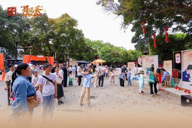 华裳映阆苑 古韵绽风华