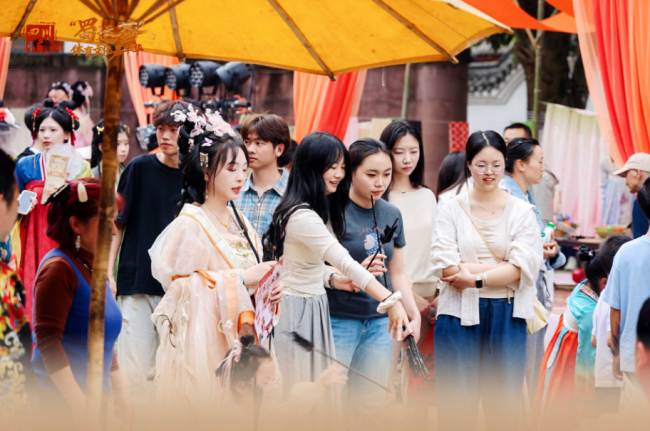 华裳映阆苑 古韵绽风华