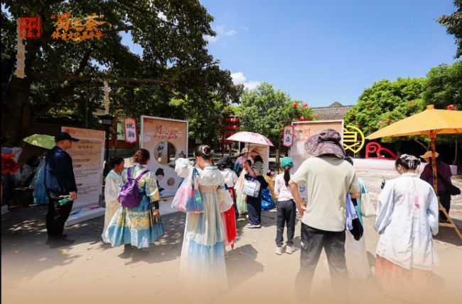 华裳映阆苑 古韵绽风华