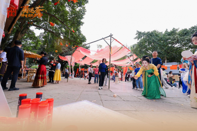 华裳映阆苑 古韵绽风华