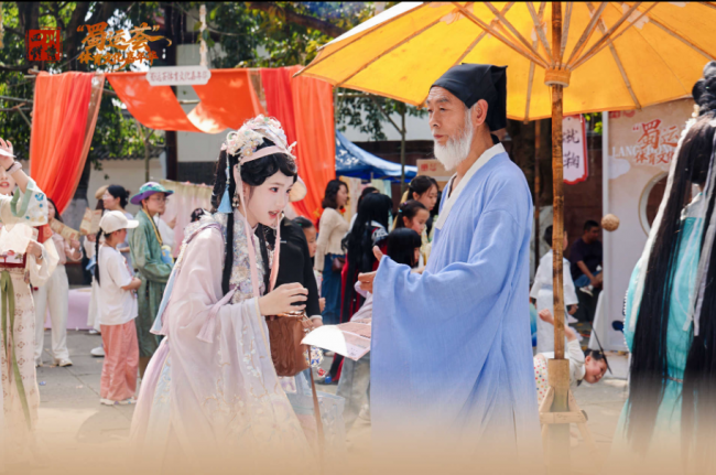 华裳映阆苑 古韵绽风华