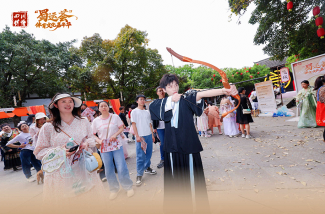 华裳映阆苑 古韵绽风华