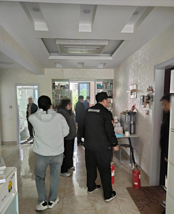 浓烟呛鼻！网格员火速处置居民家中火情隐患并开“安全微课堂”