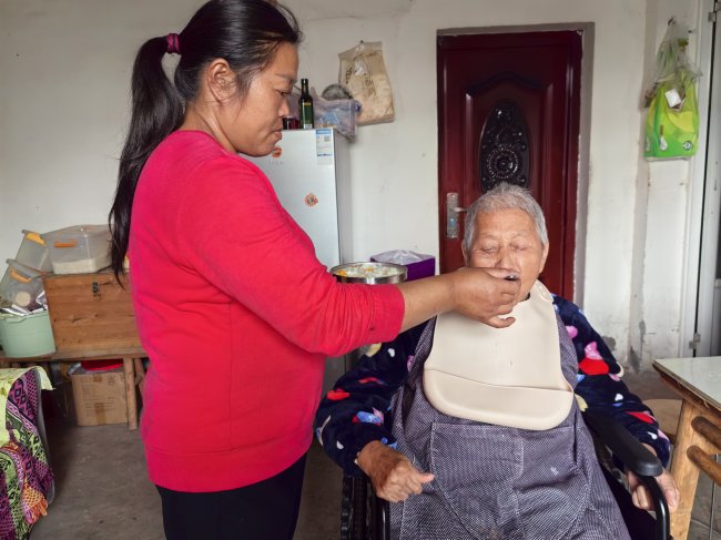 孝老润心田，善举传新风——大英县两位“平凡英雄”点亮老年友好型社会