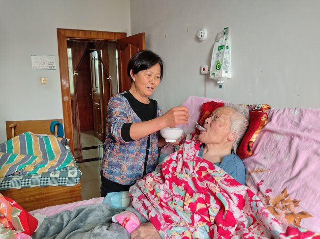 孝老润心田，善举传新风——大英县两位“平凡英雄”点亮老年友好型社会