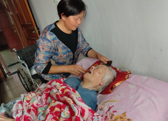 孝老润心田，善举传新风——大英县两位“平凡英雄”点亮老年友好型社会