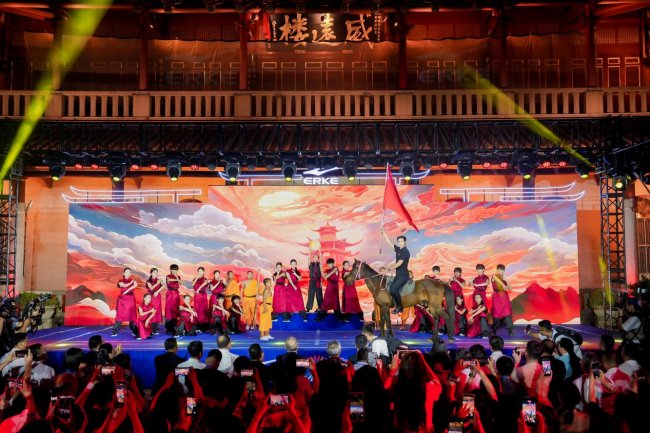 鸿星尔克携手泉州时尚周举办新锐运动发布会，以非遗传承诠释东方运动美学	