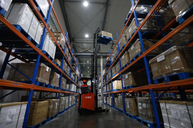 窄通道仓储高效解决方案 中力1.5吨锂电前移式叉车上市