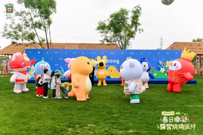 锅宝×奶龙“春日撒野”引爆全网：一场IP联名狂欢背后的品牌升维之战